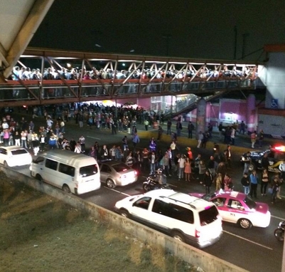 Usuarios de la Línea B fueron evacuados debido a la falla y varios de ellos se encuentran sobre la avenida Central.