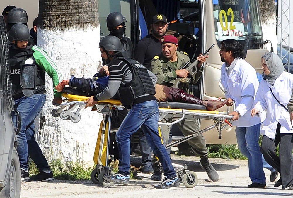 Víctima tras ataque terrorista es evacuada por los equipos de rescate fuera del museo del Bardo en Túnez. 