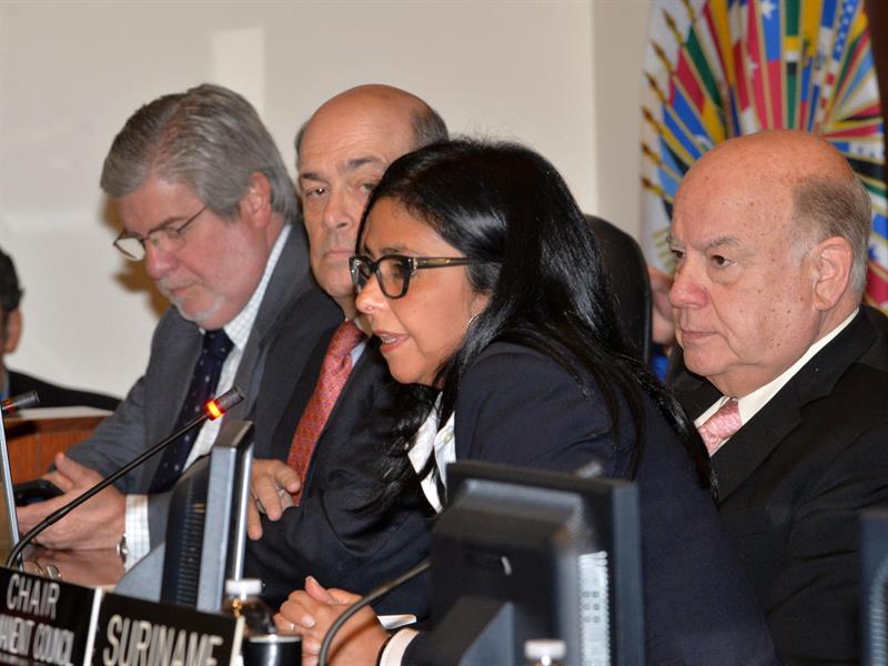 La canciller venezolana, Delcy Rodríguez (c), junto al secretario general de la OEA, José Miguel Insulza (i), en la sesión especial de la OEA