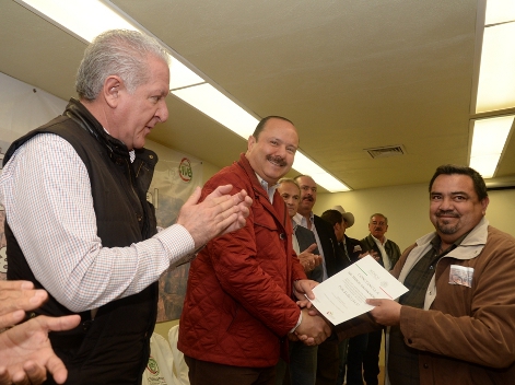 El gobernador de Chihuahua, César Duarte entregó recursos a productores forestales por casi nueve millones de pesos.