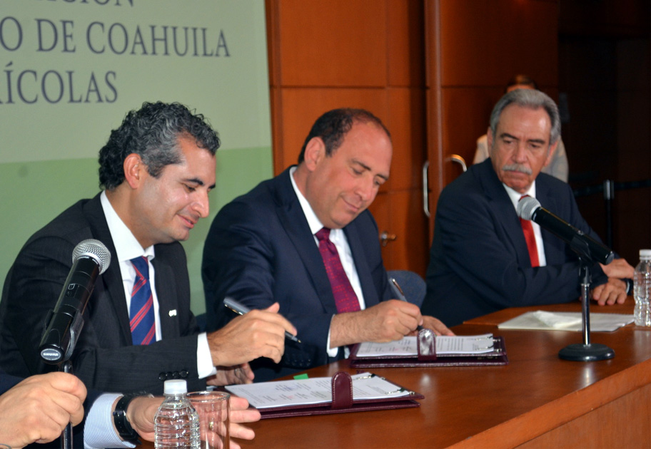 El gobernador de Coahuila, Rubén Moreira, signó el acuerdo con el titular de la CFE, Enrique Ochoa Reza.