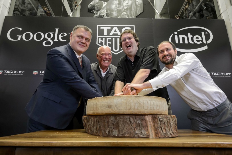 Guy Semon, director general de Tag Heuer; Jean-Claude Biver, CEO de Tag Heuer; Michael Bell manager general de nuevos dispositivos de Intel y David Si