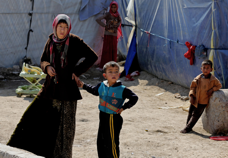 Iraquíes buscan refugio fuera de Tikrit.