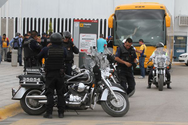 Llegada de Tigres al Aeropuerto Internacional Francisco Sarabia en Torreón. 