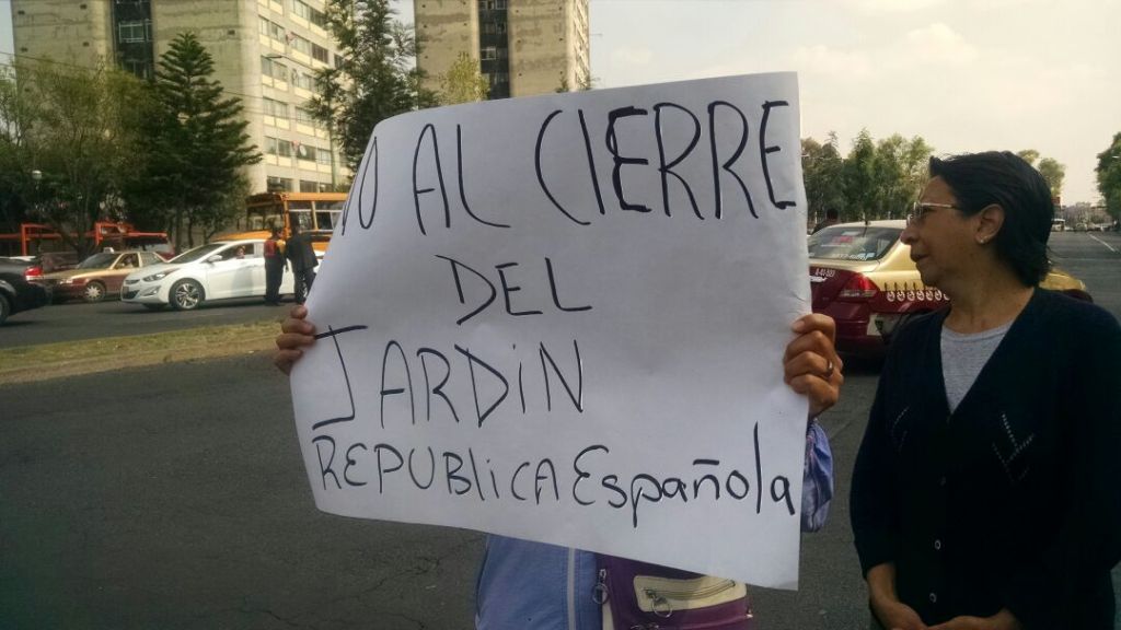 Padres de familia piden no cerrar kínder en Paseo de la Reforma. 