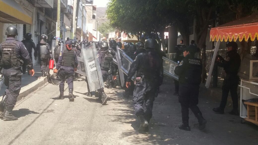 Policías antimotines llegaron a las calles de Chilpancingo que se encontraban cerradas por profesores de la CETEG.