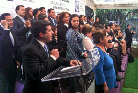 El presidente del PAN capitalino, Mauricio Tabe, solicitó al Instituto Electoral del DF el registro de los candidatos de ese partido a jefaturas deleg
