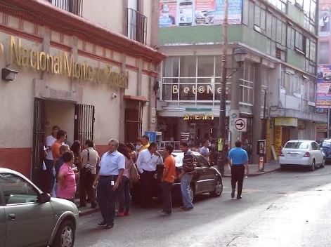 Activan en varias empresas el protocolo de seguridad. Las personas salien de sus oficinas y centros de trabajo durante el sismo.