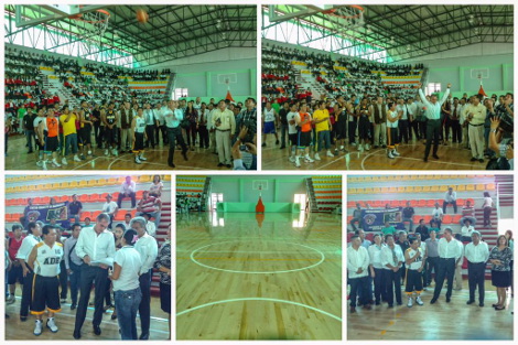 El gobernador entregó la nueva cancha a los niños triquis.