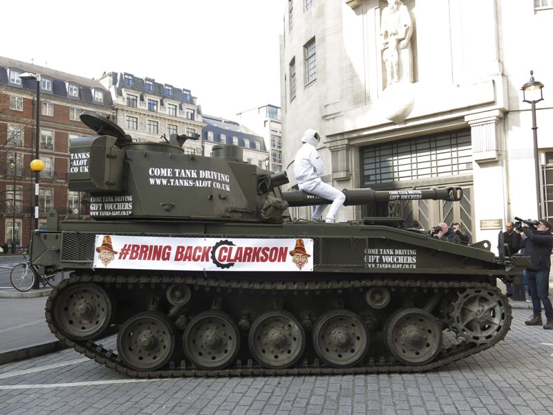 El tanque se instaló frente al canal de televisión. 