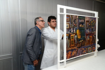 Un experto del museo Oscar Niemeyer de Curitiba muestra una de las obras confiscadas por la policía a sospechosos de corrupción 