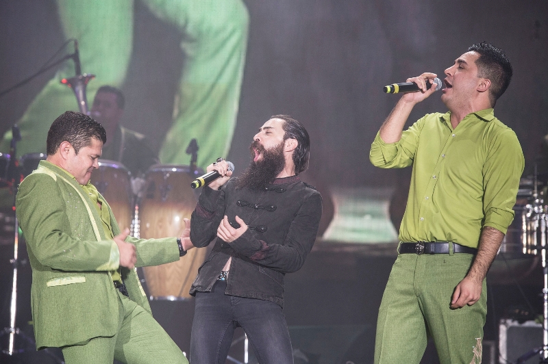 Jay de la Cueva se subió al escenario para cantar en el concierto de La Arrolladora Banda el Limón.