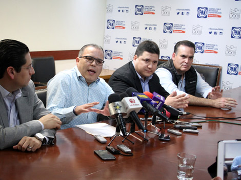 Los panistas exigen que el Estado les dé los recursos que ellos gestionaron para el bacheo. 