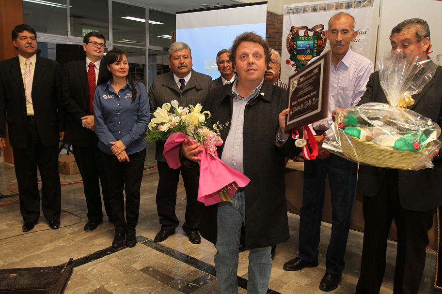 La presea fue entregada a Felipe Haro por Fernando González, presidente de la Fundación John Reed de Mexico.