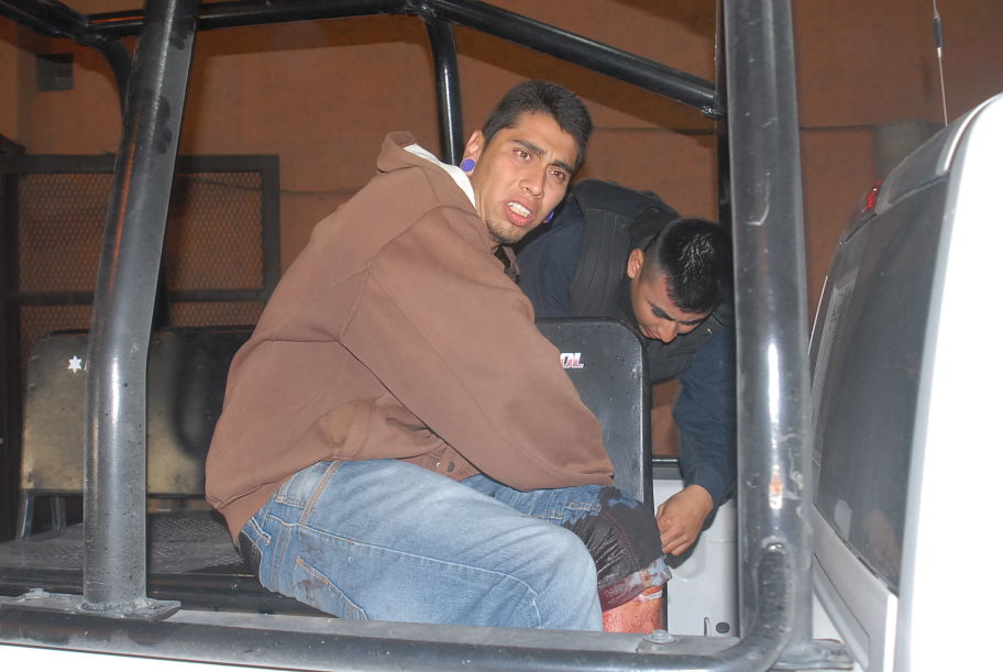 Agustín Ramírez, Carreón, de 23 años, intentó entrar por una de las ventas que rompieron de la tienda.