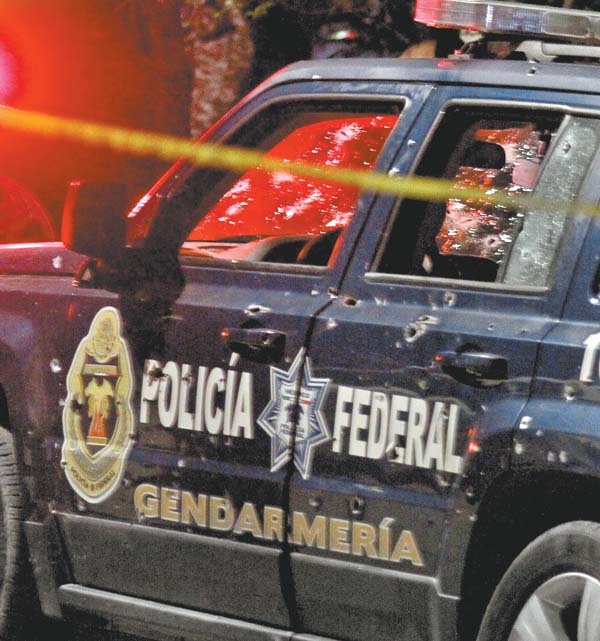 En el enfrentamiento, ocho agentes resultaron heridos, uno de gravedad.