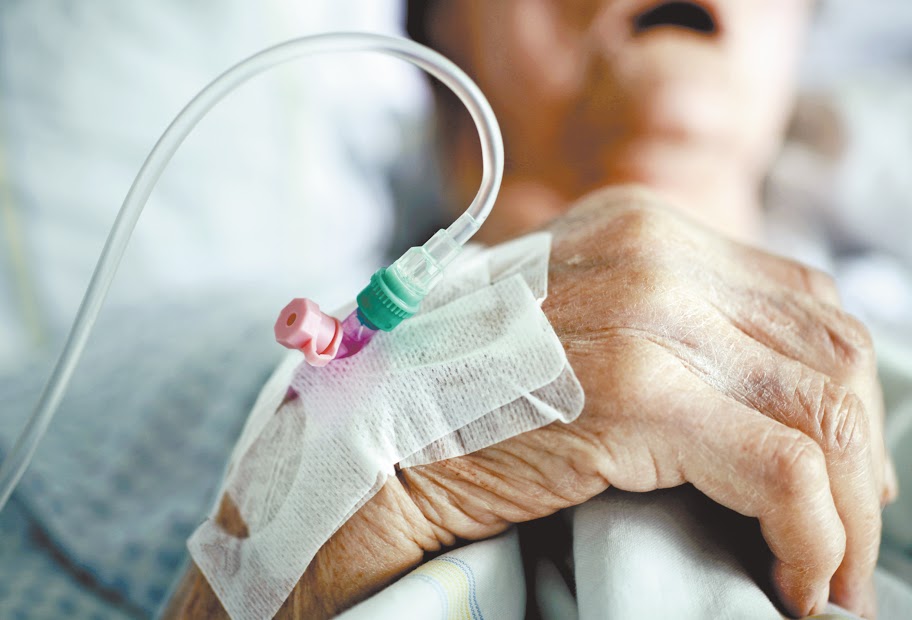 Según las encuestas, más de la mitad de los italianos se manifiesta por la eutanasia. Canadá y Francia comienzan a permitir el suicidio clínicamente a