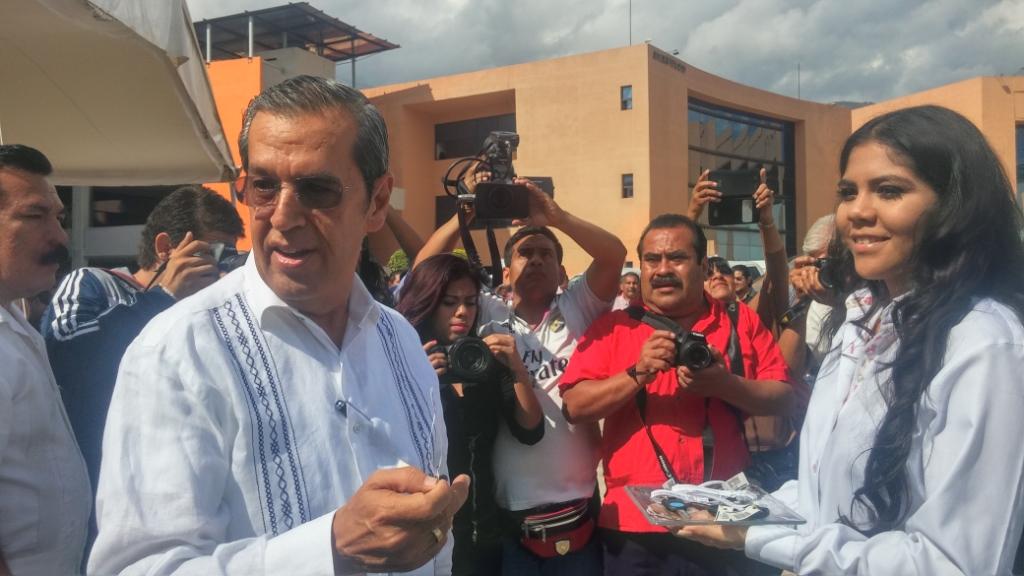 En la explanada del Palacio de Gobierno, el mandatario estatal, Rogelio Ortega, entregó las llaves de las 23 unidades que el IEPC.