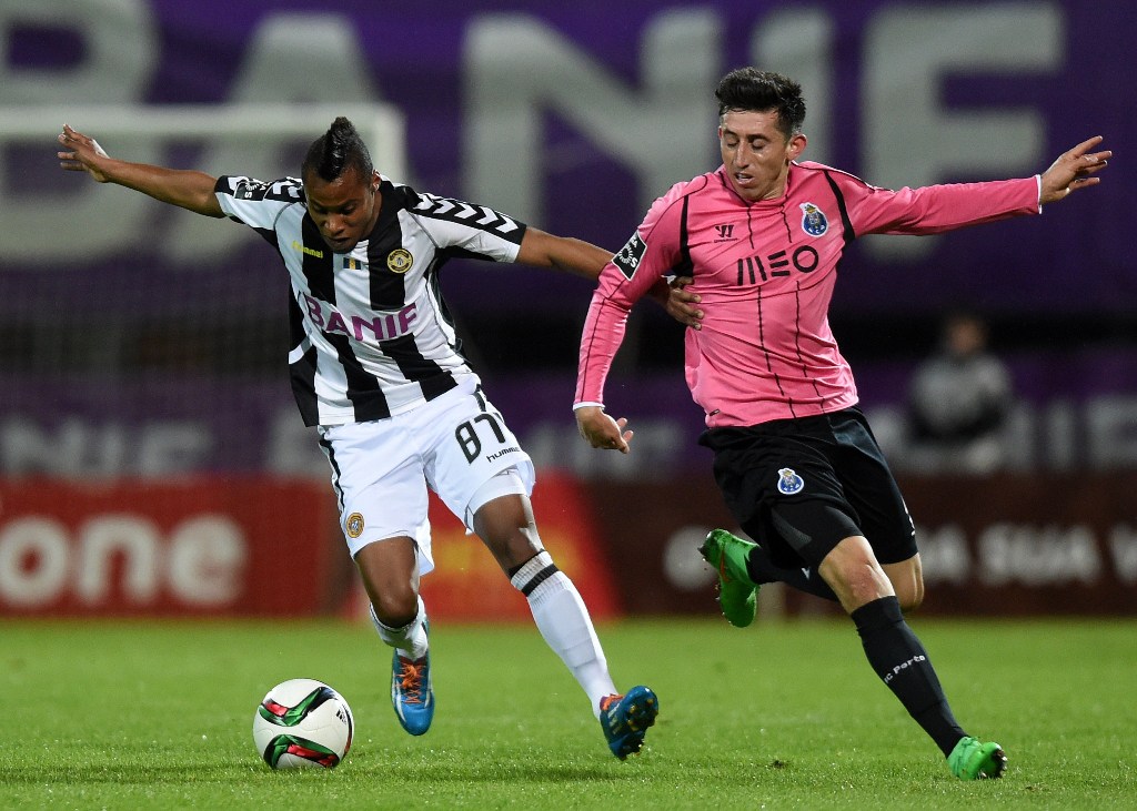 Héctor Herrera durante el juego entre Porto y Nacional de Madeira