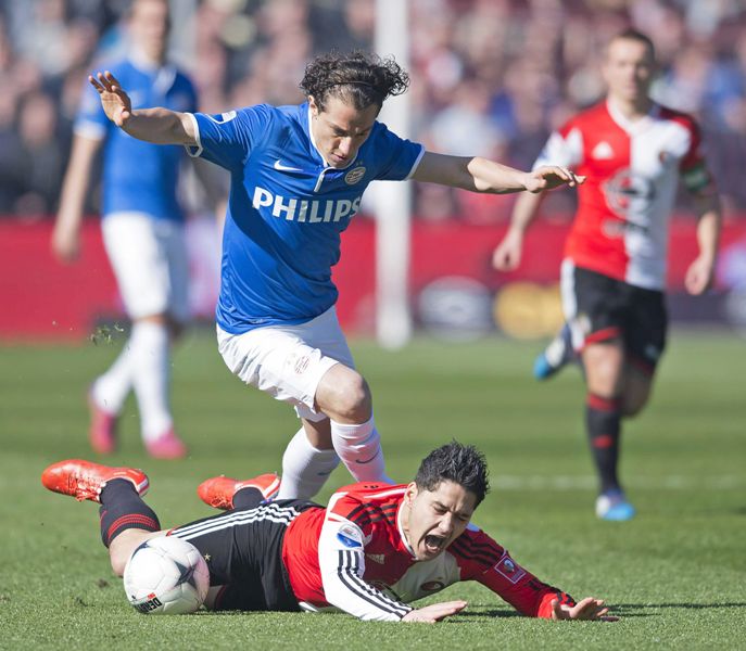 Andrés Guardado, disputando el balón con el PSV 