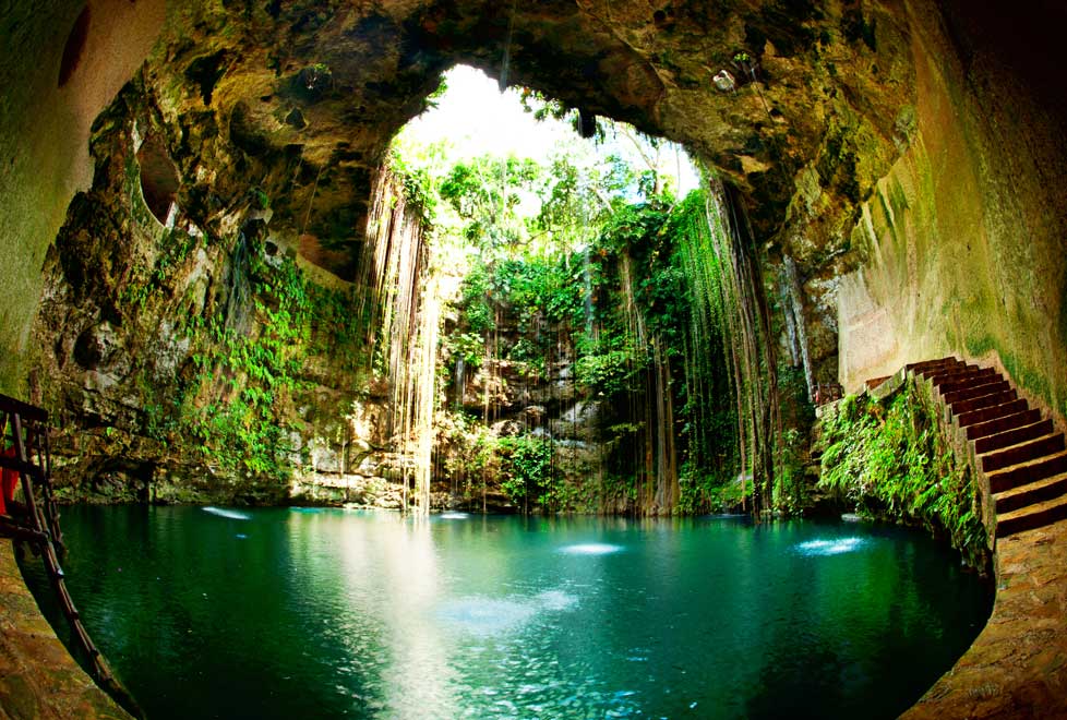 Los destinos que atrajeron más turistas extranjeros fueron Cancún (en la foto: el cenote Ik-Kil en Chichen Itzá, Mexico), Los Cabos, Puerto Vallarta, 
