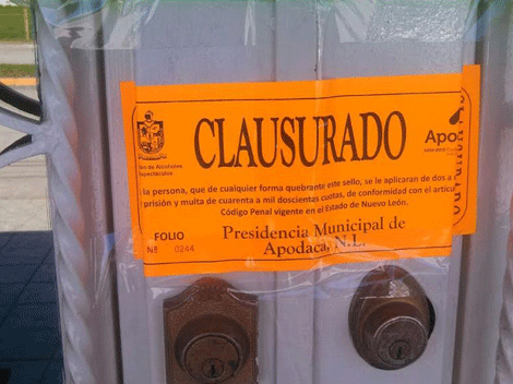 Éste es uno de los sellos que fueron colocados en la puerta del establecimiento.