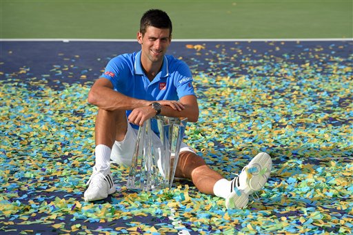 Novak Djokovic con el trofeo de campeón de Indian Wells 