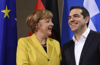 La canciller alemana Angela Merkel (i) y el primer ministro griego, Alexis Tsipras, posan para la prensa tras su entrevista en Berlín