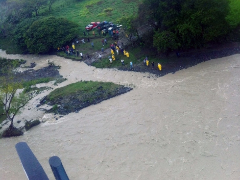 En Misantla, elementos de la Fuerza Civil rescatan a 18 personas atrapadas en un islote que forma un río por la creciente provocada por las intensas l