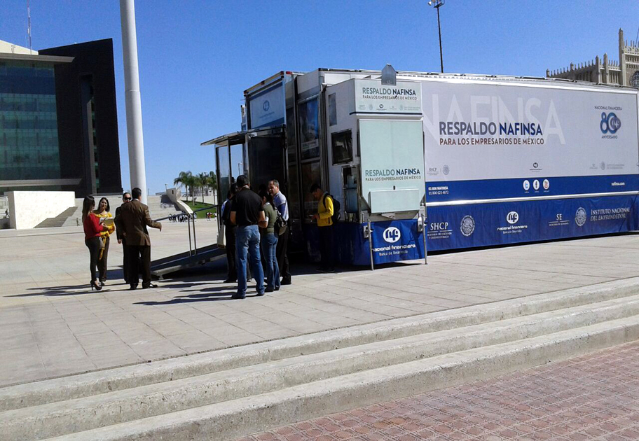 Oficina Móvil de Nafin y SAT en la Plaza Mayor de Torreón. 