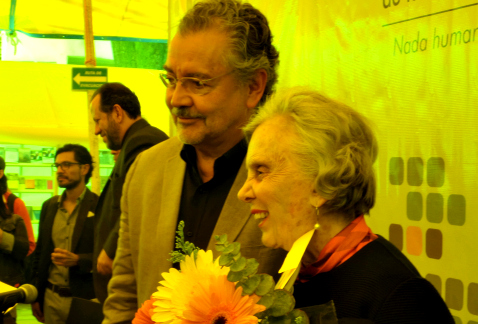 El rector de la UACM, Hugo Aboites, dio a la bienvenida a la escritora y periodista Elena Poniatowska, cuyo nombre lleva la primera Feria del Libro en