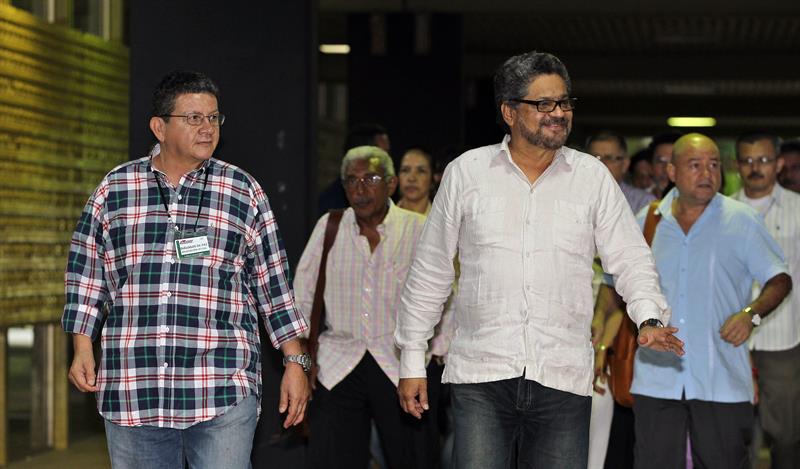 Los comandantes de las FARC Pablo Catatumbo (i) e Iván Márquez (d), en el Palacio de Convenciones de La Habana