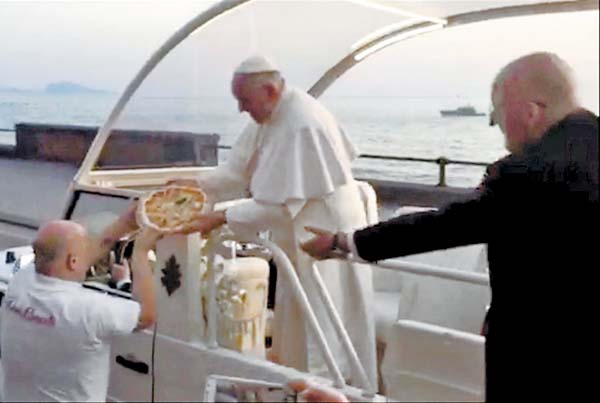Enzo Cacialli le entregó el platillo a Bergoglio cuando su vehículo hacía un recorrido en Nápoles.