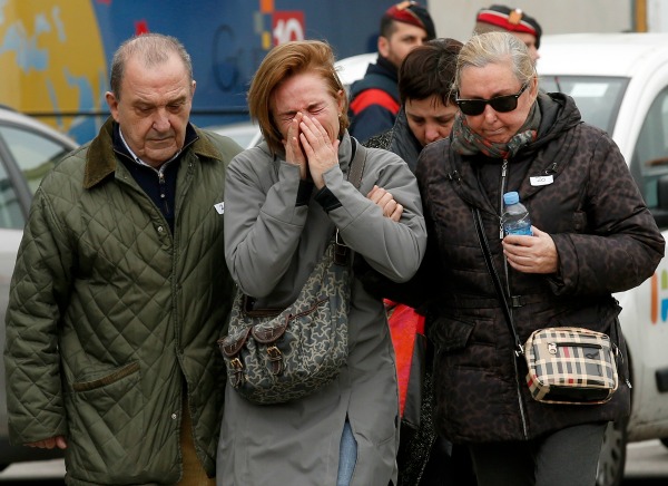 Familias de los pasajeros del avión siniestrado acudieron al aeropuerto de Barcelona. En el vuelo de Germanwings viajaban 150 personas.