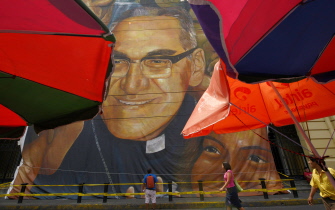 Un gigantesco cartel con la figura del arzobispo Romero, en un edificio de San Salvador