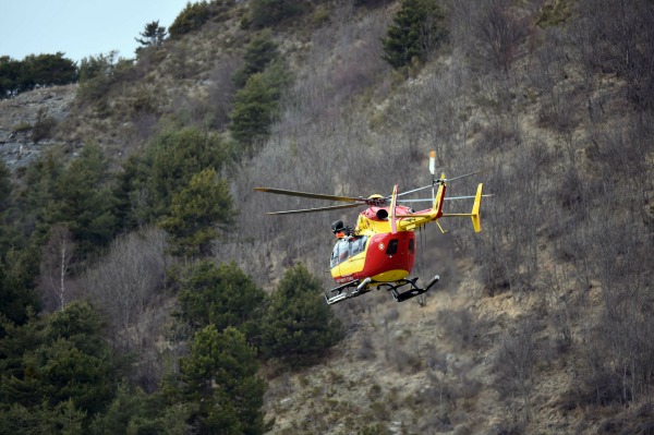 Un helicóptero de la Fuerza Aérea de Francia sobrevuela una zona cercana a donde cayó el avión de Germanwings.