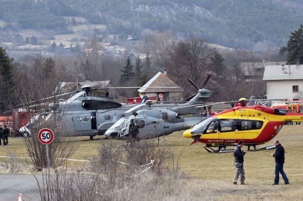 Helicópteros de la Fuerza Aérea francesa participan en el rescate de las víctimas del avión de Germanwings que se estrelló en los Alpes.