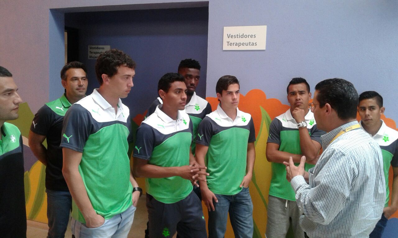 Los jugadores y Cuerpo Técnico de Santos Laguna realizaron una visita al CRIT como parte del programa "Guerreros de Corazón".