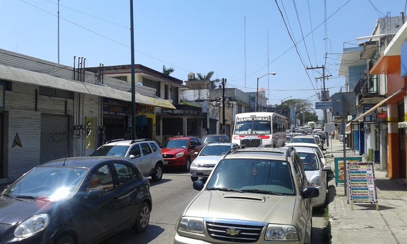 Largas filas de vehículos se podían observar en las calles alternas.