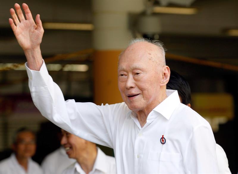 Lee Kuan Yew, el 27 de abril de 2011, al presentar sus papeles para competir en las elecciones en Singapur