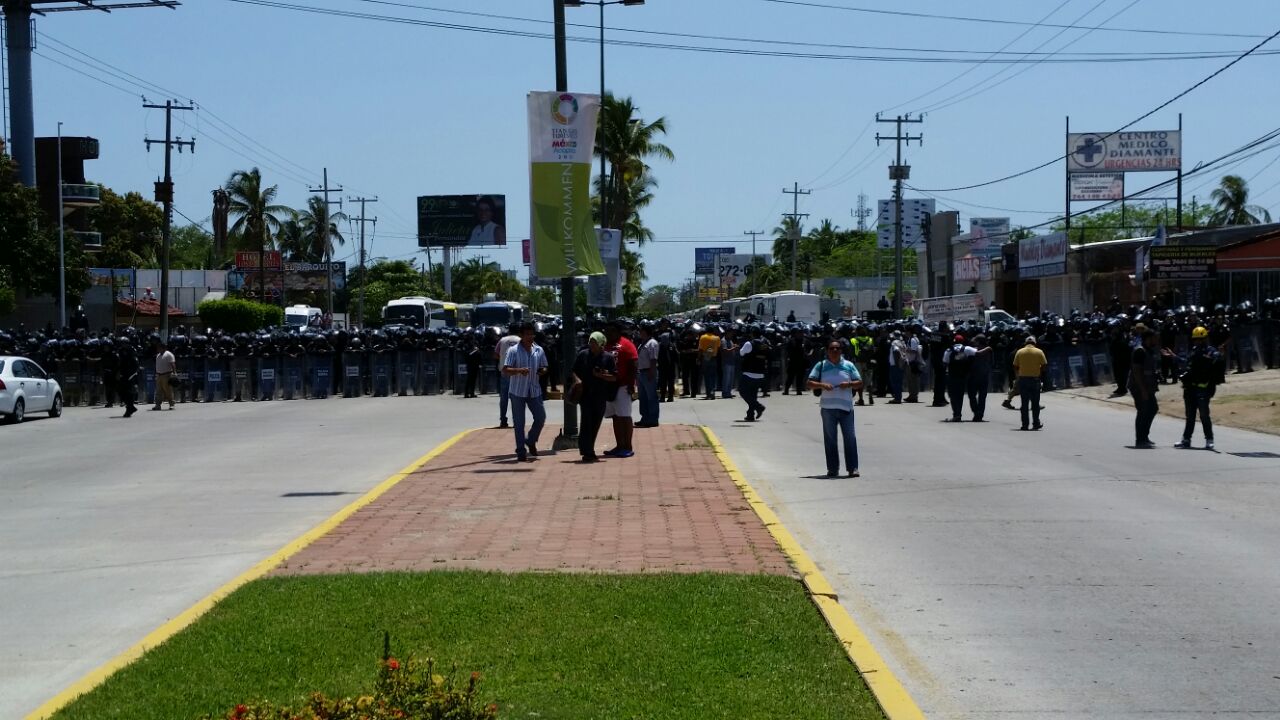 Los manifestantes pretenden llegar hasta el punto del enfrentamiento. 