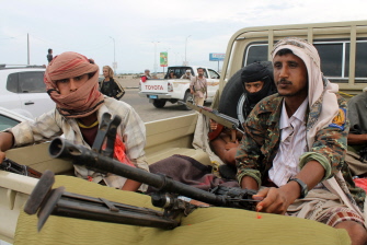 Milicianos yemeníes de un grupo de resistencia, fiel al presidente Rabo, llegan a Adén tras abandonar la ciudad de Abiyán