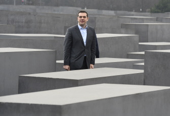 El primer ministro griego, Alexis Tsipras, esta mañana durante su visita al Memorial del Holocausto, en Berlín 