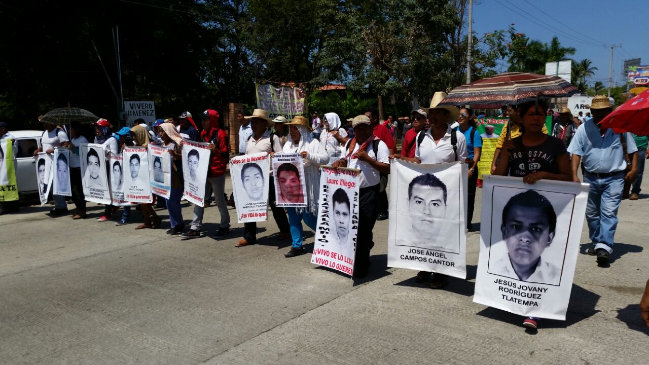 Padres de los 43 normalistas también están presentes en la marcha. 
