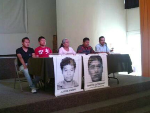 Los padres de los 43 normalistas de Ayotzinapa anunciaron que realizarán un mitin afuera del INE y una marcha en el DF el jueves por los seis meses de