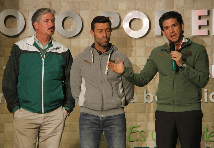 Pedro Caixinha estuvo presente, pero no dijo palabra alguna, sólo el presidente respondió a los cuestionamientos. 