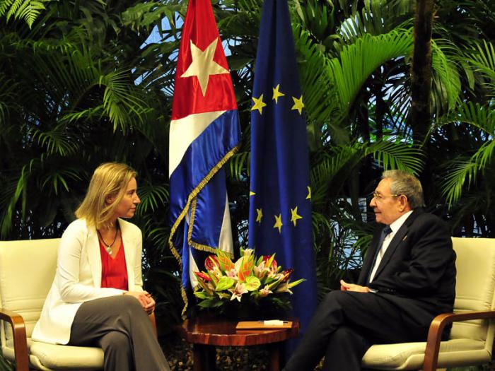 El presidente Raúl Castro se reunió en La Habana con Federica Mogherini, jefa de la diplomacia de la UE.