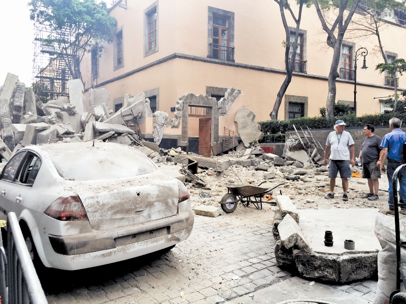 La producción recrea un choque entre dos autos frente al antiguo Senado de la República. 