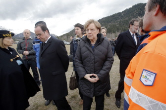  Angela Merkel (c), Francois Hollande (i) y Mariano Rajoy (d), reunidos con los trabajadores de rescate franceses en Seyne-les-Alpes 