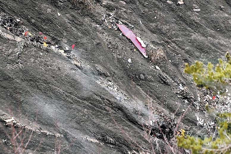 El aparato tenía 24 años de uso y se estampó contra un macizo montañoso de los alpes franceses.